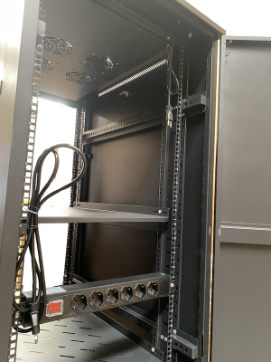 RK42-10VL LINKMADE Armario Rack 42U de 1000mm de Profundidad con PDU, Ventilación, Bandejas y Puerta Acristalada