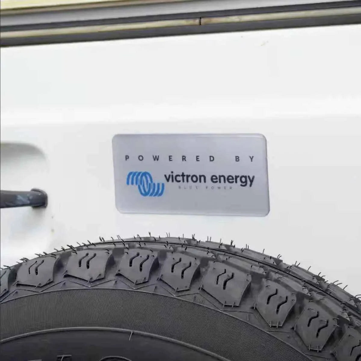 Materiales de Marketing Victron – Pack de Stickers “Powered by Victron Energy” (Caja x12)
