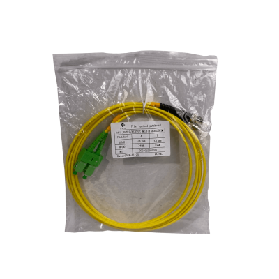 JFSAT2. Cable puente de fibra óptica monomodo dúplex de 2 metros, conectores SC/APC a ST/UPC, núcleo 9/125 µm y cubierta de 3 mm.