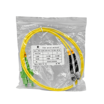 JFSAT1. Cable puente de fibra óptica monomodo dúplex SC/APC a ST/UPC de 1 metro, núcleo 9/125 µm y cubierta de 3 mm.