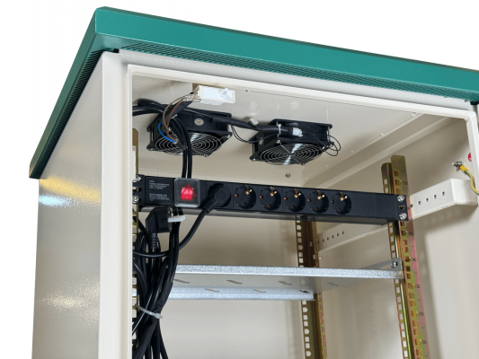 RK17-6LE LINKMADE 17U 950x600 Armario Exterior para Muro/Poste IP65 Charolas Ventilación PDU
