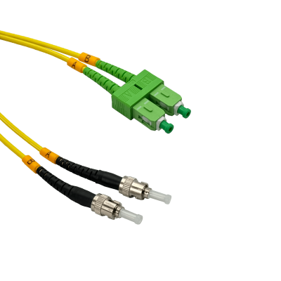 JFSAT3. Cable puente de fibra óptica monomodo dúplex de 3 metros con conectores SC/APC a ST/UPC, diámetro de 3 mm y fibra 9/125 µm.