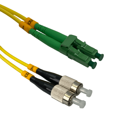JFSBF3. Cable puente de fibra óptica monomodo dúplex de 3 metros, con conectores LC/APC a FC/UPC, núcleo de 9/125 µm y cubierta de 3 mm.