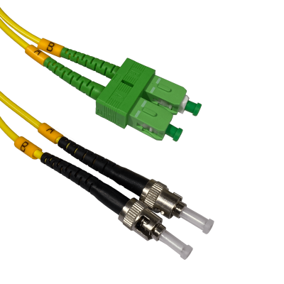 JFSAT1. Cable puente de fibra óptica monomodo dúplex SC/APC a ST/UPC de 1 metro, núcleo 9/125 µm y cubierta de 3 mm.