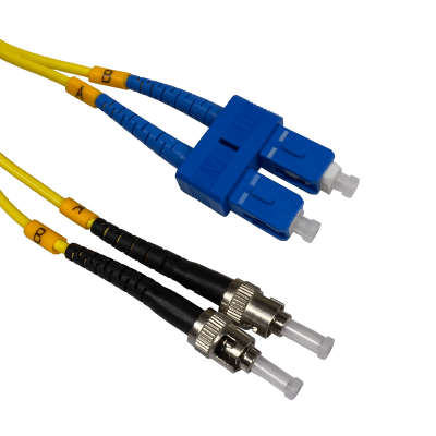 JFSTC5. Cable puente de fibra óptica monomodo dúplex SM de 5 metros con conectores ST/UPC a SC/UPC, diámetro de 3 mm y núcleo/revestimiento 9/125 µm
