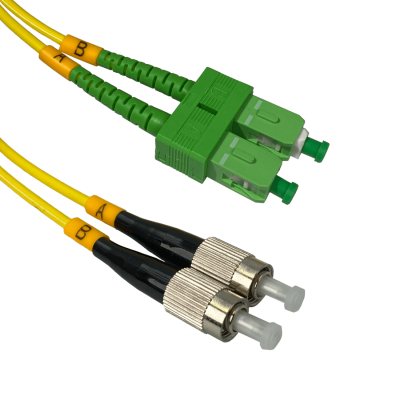 JFSAF5. Cable puente de fibra óptica monomodo SM dúplex de 5 metros, conectores SC/APC a FC/UPC, núcleo de 9/125 µm y cubierta de 3 mm.