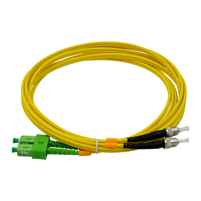 JFSAT3. Cable puente de fibra óptica monomodo dúplex de 3 metros con conectores SC/APC a ST/UPC, diámetro de 3 mm y fibra 9/125 µm.