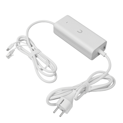 POE+C UI Convertidor PoE+ equipado con USB-C Potencia 30W mas Interfaz 10 Gigabits por Ethernet destinado a Puertas de Enlace en la Nube UniFi