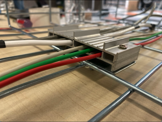 ESCAM-E LINKCHIP Organizador de Cables para Escalerilla con Base Tipo Canasto de Malla de Alambre