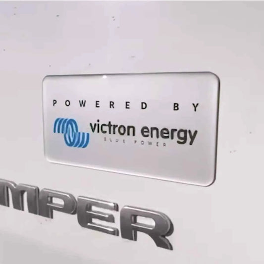 Materiales de Marketing Victron – Pack de Stickers “Powered by Victron Energy” (Caja x12)
