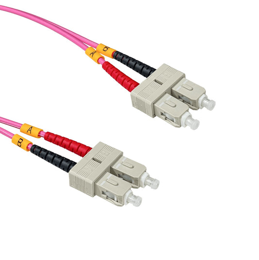 JF4CC100. Cable puente de fibra óptica multimodo OM4 dúplex SC a SC de 100 metros, cubierta LSZH, núcleo de 50/125 µm y diámetro de 3 mm.