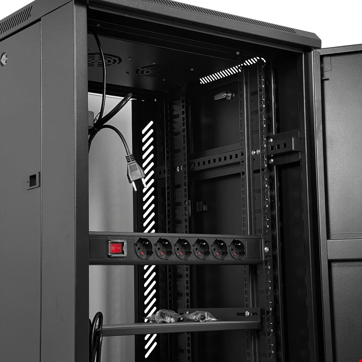 RK32-6L-LIQ. LINKMADE Gabinete Reacondicionado Cristal Suelo 32U/140cm Profundidad 600mm Ancho 60cm Incluye Unidad Distribución Energía-Ventilada