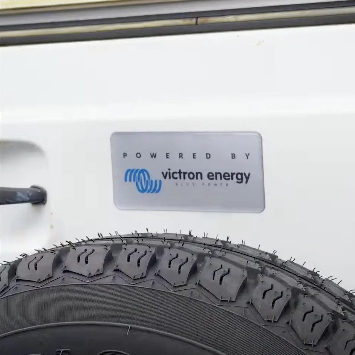 Materiales de Marketing Victron – Pack de Stickers “Powered by Victron Energy” (Caja x12) vista 4